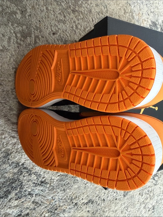 Nike Air Jordan 1 MID SE Black & Orange/Vivid Orange